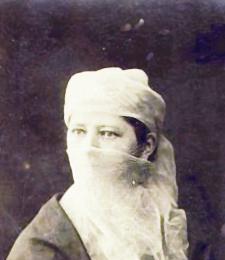 هدى شعراوي ملثمة