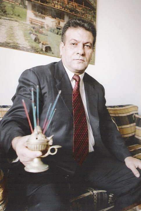 أبو إلياس يعرض خلطته	 (تصوير جوزف نخلة)