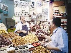 بائع تمور يتحدث عن اوضاع السوق