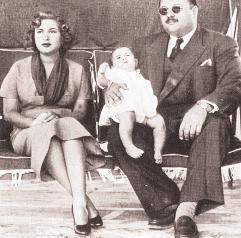 الملك فاروق مع أسرته