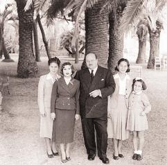 في حديقة القصر