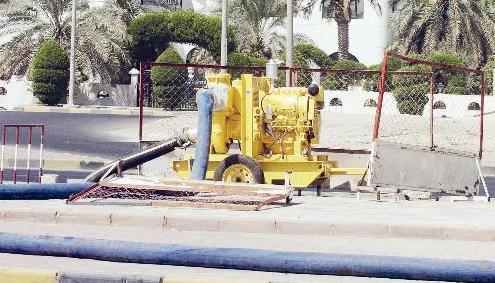 المضخات تسحب المياه من المحطة