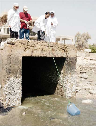 رفع عينة من المياه