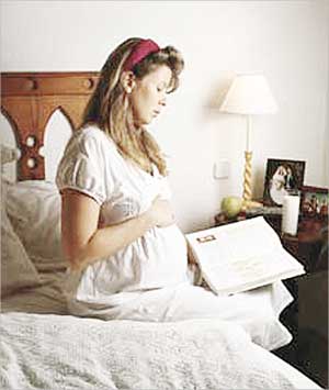 الحامل في الأشهر الأخيرة يرخص لها بالافطار