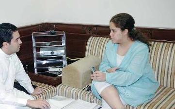 متحدثاً لشوق الخشتي   				(تصوير- زكريا عطية)