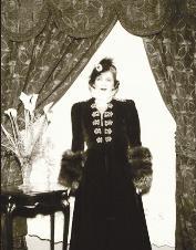 في كامل أناقتها