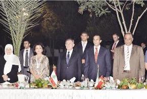 السنيورة خلال عزف النشيد الوطني