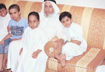 المرحوم رافع الجرمان مع احفاده سنة 2003