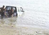 u0631u062cu0644u0627 u0627u0646u0642u0627u0630 u064au062du0627u0648u0644u0627u0646 u0642u0637u0631 u0627u0644u0633u064au0627u0631u0629 u0627u0644u0649 u0628u0631 u0627u0644u0627u0645u0627u0646