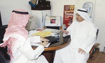 العبيد متحدثا إلى الزميل محمد نزال 	(تصوير نور هنداوي)