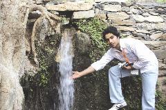 الزميل نواف نايف في أحد المعالم السياحية