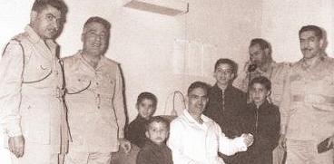 مع ابنائه والأصدقاء