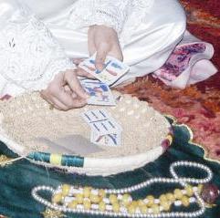 استخدام الأوراق والخرز