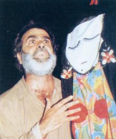 يؤدي دوره بإتقان