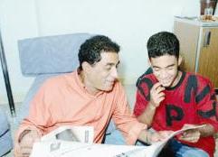 يقرأ الجرائد مع ابنه هيثم