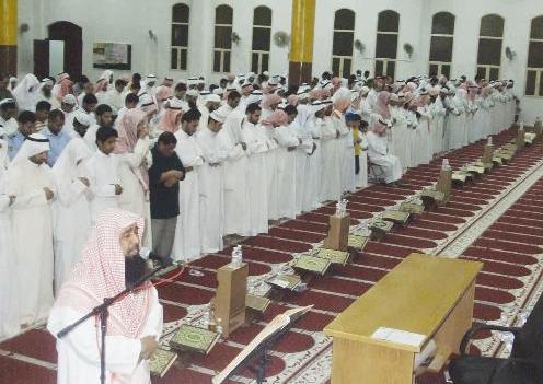 السعيدي يؤم المصلين