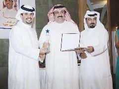 شهاب حاجية يتسلم جائزته