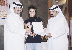 هيا عبدالسلام تتسلم جائزتها