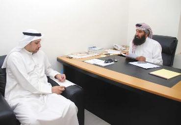 السنان متحدثاً إلى الزميل طلال الشمري    	   (تصوير نور هنداوي)