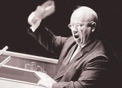 في إحدى خطبه يحمل الحذاء