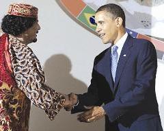 أوباما مصافحا القذافي