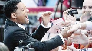 الممثل ويل سميث مصافحا محبيه