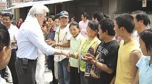 ... والممثل ريتشارد غير مصافحا معجبيه في دولة اسيوية