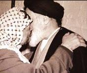 عرفات مقبلا الامام الخميني