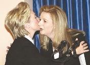 سهى عرفات على خطى زوجها الراحل... في التقبيل