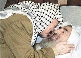 قبلة عرفاتية على خد الشيخ احمد ياسين