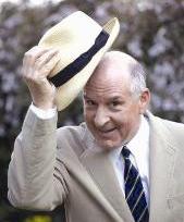 تحية بالقبعة التقليدية