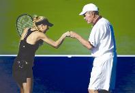 بوش الأب يؤديها مع لاعبة التنس آنا كورناكوفا