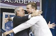 بوش معانقا أحد ذوي الاحتياجات الخاصة