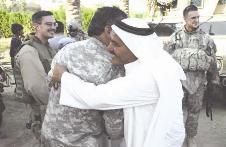 مواطن كويتي يعانق احد جنود التحرير في 1991