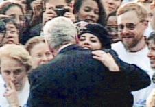 المعانقة الشهيرة بين بيل كلينتون والمتدربة مونيكا لوينسكي