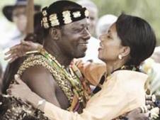 كوندوليزا رايس تعانق احد زعماء القبائل في غانا