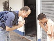 «آنجالي مودراه» مع انحناءة متبادلة