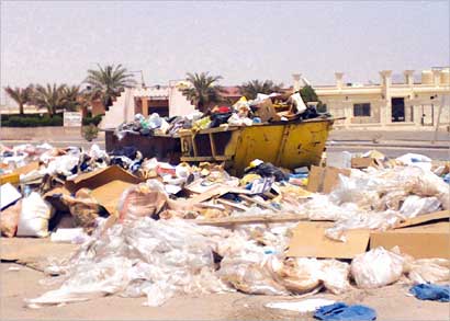 القمامة والمخلفات بالقرب من النادي 