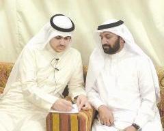 ناصر العنزي متحدثا إلى الزميل خالد العنزي