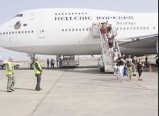 الركاب ينزلون من الطائرة