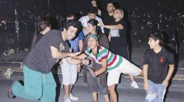 فرحة بعد انتهاء البروفة 		 (تصوير- دانيال هلال)