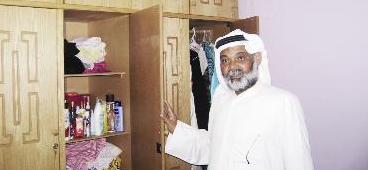 والد فاطمة يشير  الى أغراضها المحفوظة في خزانتها