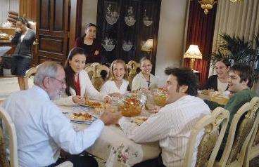 برهان بيك وأفراد أسرته في لقطة من المسلسل