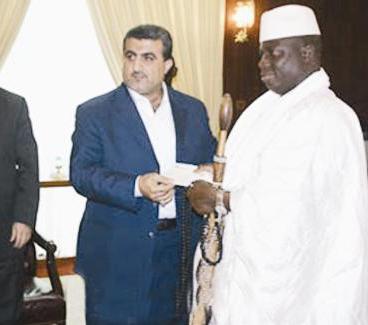 الرئيس الغامبي يحيى الجامع يتسلم شيكاً باربعة ملايين دولار من صلاح عزالدين