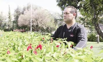 علي مزنر ... ذكريات بورودها والأشواك