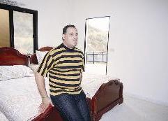 أمام فراش نومهما