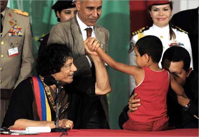 u0627u0644u0642u0630u0627u0641u064a u0631u0627u0641u0639u0627 u064au062f u0637u0641u0644 u0648u0634u0627u0641u064au0632 u064au0642u0628u0644u0647 u0628u0639u062f u062au0642u0644u064au062f u0627u0644u0632u0639u064au0645 u0627u0644u0644u064au0628u064a u0623u0631u0641u0639 u0648u0633u0627u0645 u0634u0631u0641 u0641u0646u0632u0648u064au0644u064a u0623u0648u0644 u0645u0646 u0623u0645u0633 (u0627 u0641 u0628) 