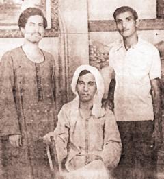 أمل دنقل في صورة عائلية