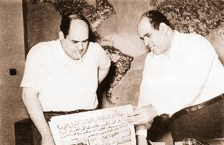 تشابه حتى في وضع السيجارة