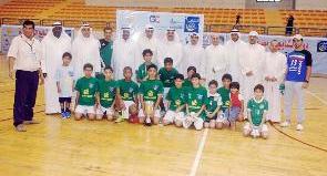 صورة جماعية للأبطال يتوسطهم الشايع و محمد خليل واعضاء اللجنة المنظمة